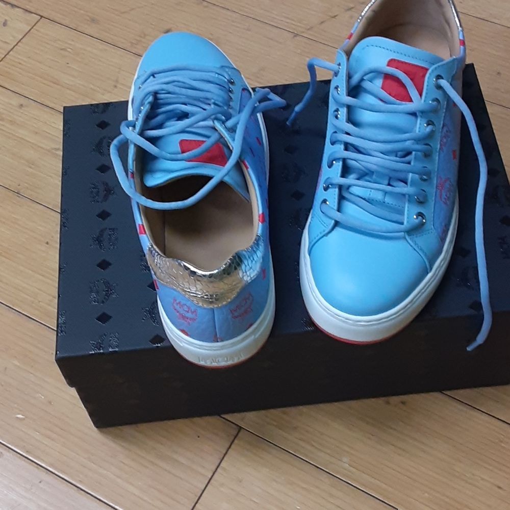 Sneakers